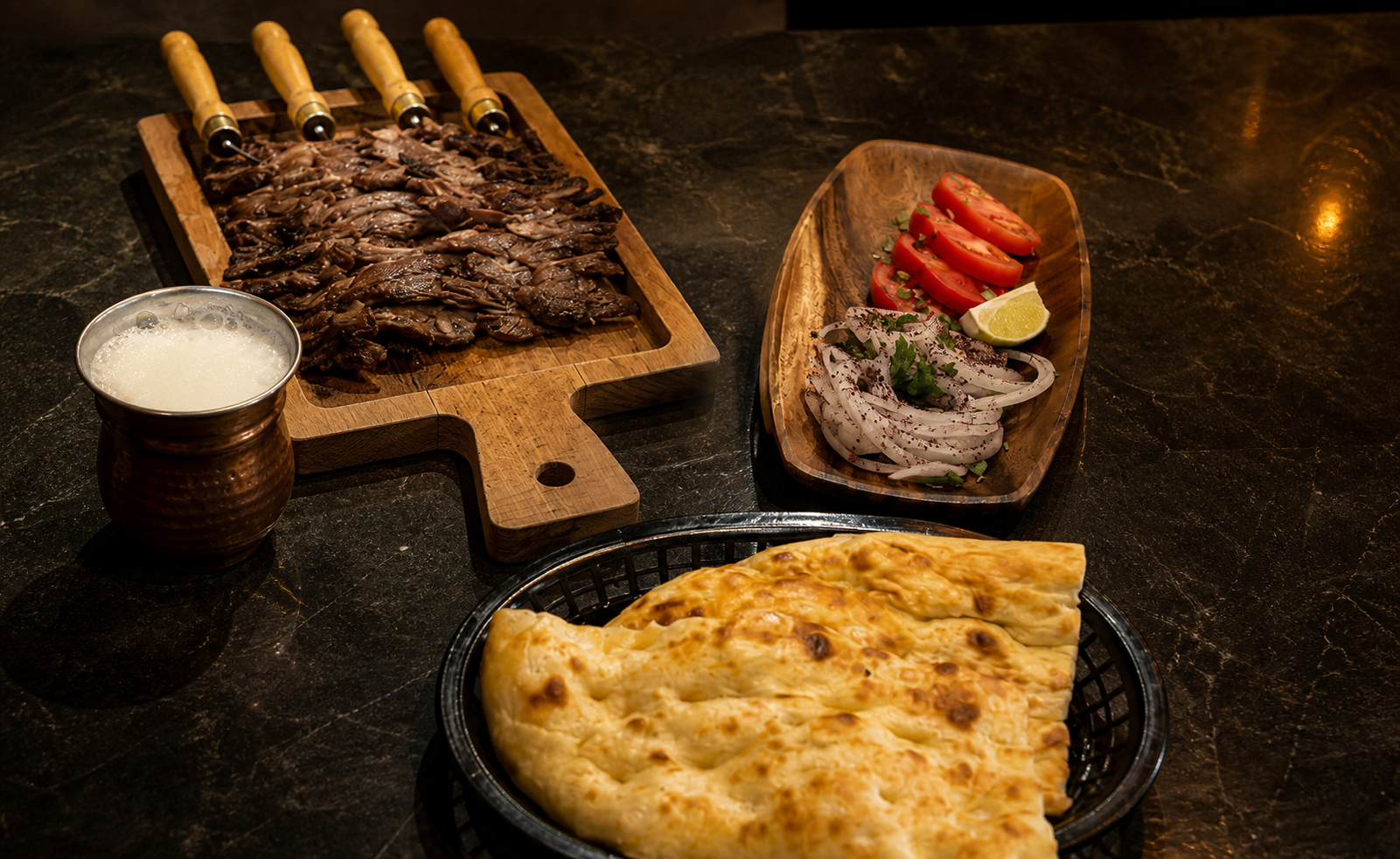Oltu Cağ Kebabı met brood, ayran en salade